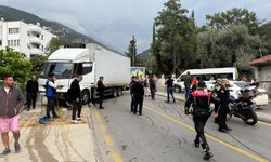Feci kaza! Kamyon öğrenci servisine çarptı