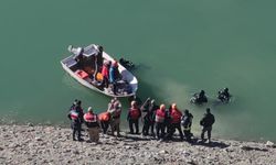 Kontrolden çıkan araç baraja uçtu! O anlar görenleri şoke etti