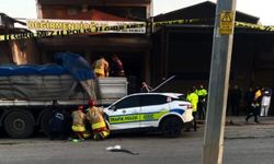 Polis aracı park halindeki tıra girdi: Kazanın görüntüsü ortaya çıktı