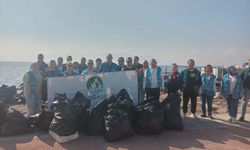 Sadece bir saatte 300 kilo çöp! Karşıyaka’da büyük çevre harekatı