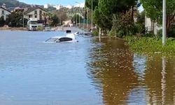 İzmir’de sağanak felaketi: Araçlar sular altında kaldı