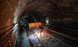 Yolcular uykudayken onlar çalışıyor: İzmir Metro rayları yenileniyor