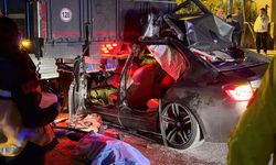 Adana’da korkunç kaza: Lüks araç kamyona ok gibi saplandı!