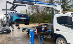 Yıldırım elektrikli aracı kilitledi: İçindekiler ölümden döndü!