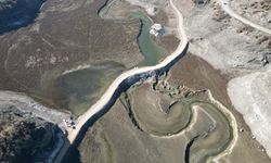Baraj suyu çekilince açılan yol kalıcı hale geliyor