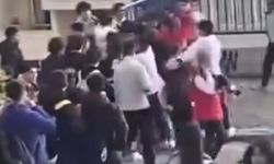 İzmir’de dehşet anları: Öğrenciler tekme tokat birbirine girdi