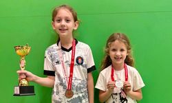 Çeşme Belediyesporlu minik satranççılardan çifte derece