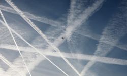 Spreyleme nedir? Gökyüzündeki beyaz iz tartışması: 'Chemtrail' iddiaları gerçek mi?