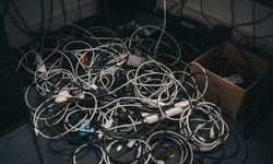 Dağ gibi kabloları 5 dakikada toplayan yöntemler! Evdeki basit malzemelerle…