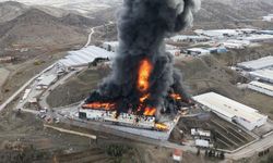 Sıcak haber! Kimya fabrikasında yangın! Dumanlar gökyüzünü kapladı