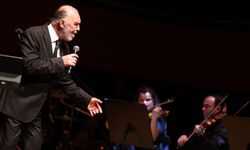 Fatih Erkoç söyledi, İzmirliler hep bir ağızdan eşlik etti