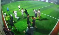 Şok görüntüler! İzmir’de halı saha ringe döndü