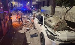 İstanbul’da şok görüntü! Boşaltılan binadan düşen beton araçları pert etti
