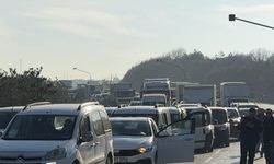 Feci zincirleme trafik kazası: Yan yatan kamyonette sürücü sıkıştı