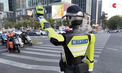 Kırmızı ışık tarihe mi karışıyor? Yeni insansı trafik robotu tanıtıldı
