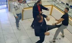 İzmir’de kuyumcuda kanlı kavga: Tekme ve tokatlar havada uçuştu!