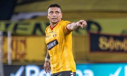 Sokak ortasında silahlı saldırı! Milli futbolcudan acı haber