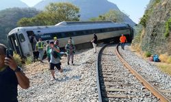 Yolcu treni raydan çıktı: 13 ölü, 98 yaralı