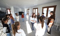 Menderes’te çocuklara tiyatro eğitimi başladı