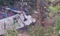 Facia! Öğrencileri taşıyan otobüs uçuruma yuvarlandı: 17 ölü, 20 yaralı