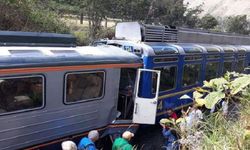 İki tren kafa kafaya çarpıştı! Ölü ve yaralılar var