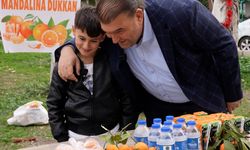 Seferihisar’da 9 yaşındaki Ferit’in mandalina standı büyük ilgi görüyor