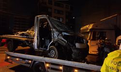 Sultanbeyli’de zincirleme kaza: Kamyonet tıra saplandı!