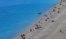 Türkiye donarken Antalya’da denize girdiler!