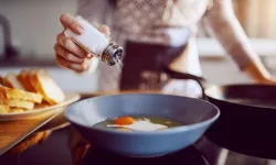 Tuzlu yedikten sonra vücudu dengeleyen 6 basit yöntem! Bunları yapanlar rahatlıyor