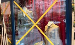 İzmir’de ilginç olay! Alkollü şahıs vitrine kafa attı