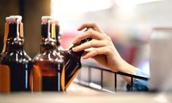 Yılbaşı yaklaşırken dikkat: Sahte alkol nasıl fark edilir? Kokusu, rengi ve tadı önemli mi? Uzman yanıtladı