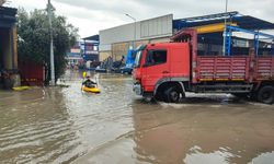 Göle dönen sokağı fırsata çevirdi: Çocukluk hayalini yaşadı