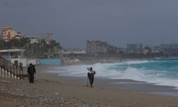 Antalya’da fırtına esti, define avcıları sahile indi