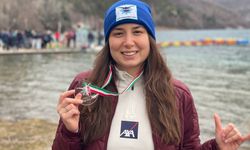 Bengisu Avcı buz gibi suda tarih yazdı