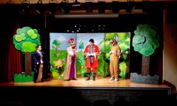 Bornova’da yarıyıl tatilinde çocuklar tiyatroyla buluştu