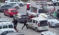 Bornova’da yol ortasında sopalı saldırı: Polis merkezinin önünde kavga çıkardılar
