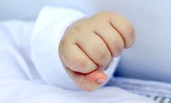 Bu nasıl vicdan! 1 aylık bebek dondurucu soğukta durağa bırakıldı