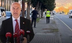 CHP'li Murat Bakan kaldırımda görevlendirilen polisi Meclis’e taşıdı