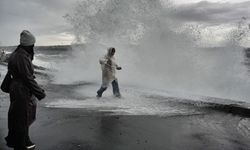 Dev dalgalara aldırmadılar, fotoğraf çektiler!