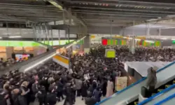 Elektrik kesintisi hayatı felç etti! Metro seferleri durdu, binlerce yolcu mahsur kaldı