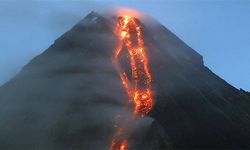 Mayon Yanardağı uyandı! Lavlar 100 metreye ulaştı