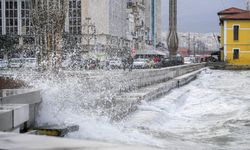 Fırtına duvarı Kordon’u deniz taşkınından korudu