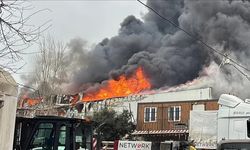 İstanbul Ataşehir'de 4 katlı iş yerinde yangın!