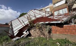 İzmir'de 1 aylık çatı fırtınada uçtu!