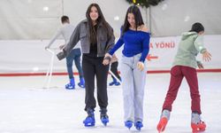 İzmir’de kışın keyfi buz pistlerinde yaşanıyor
