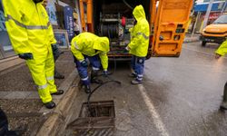 İzmir’de sağanak ve fırtına alarmı: Ekipler sahaya indi