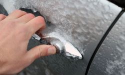 Kışın herkesin yaşadığı sorun! Donmuş araç kapıları saniyeler içinde nasıl açılır?