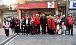 Kızılay Menemen çocukların hem kalbini hem ellerini ısıtıyor