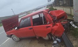 Ödemiş’te kontrolden çıkan otomobil betona çarptı