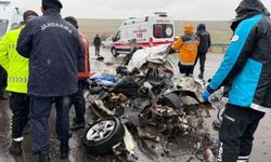 Otobüsle çarpışan otomobil kağıt gibi ezildi: Ölü ve yaralılar var